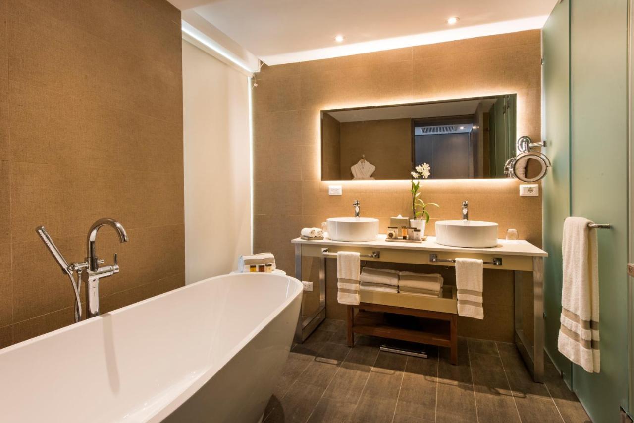 Swank Wraparound Swim Up Suite