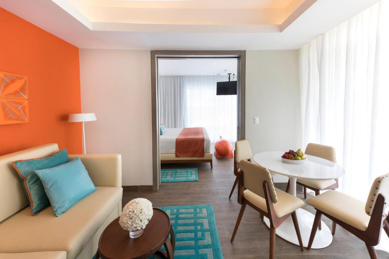 Swank Wraparound Swim Up Suite