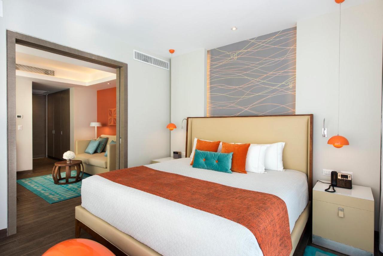 Swank Wraparound Swim Up Suite